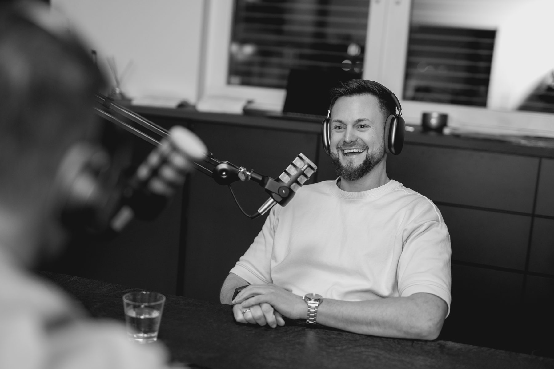 Lars lacht im Studio